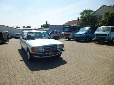 Gebraucht Mercedes 300 88 PS (64 kW) 1982 Weiß Limousine
