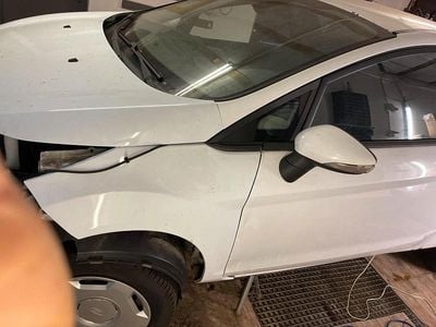 Weiß Gebraucht 2009 Ford Fiesta Limousine | 400 €