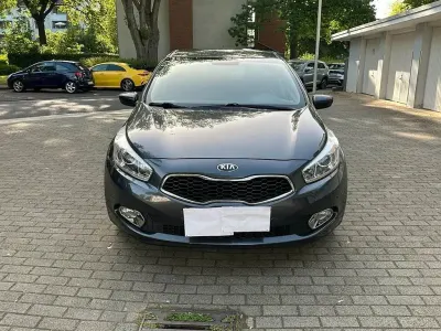 Używany Kia Ceed 99 KM (72 kW) 2015 Szary Hatchback