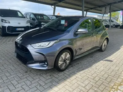 Neu Toyota Yaris Hybrid Comfort 116 PS (85 kW) 2026 Marlingrau met. Limousine