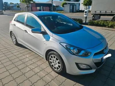 Gebraucht Hyundai i30 99 PS (72 kW) 2012 Silber Limousine