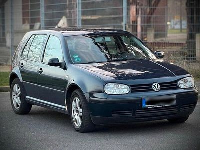 Blau Gebraucht 2002 VW Golf IV Kleinwagen | 2.700 € (Fairer Preis)
