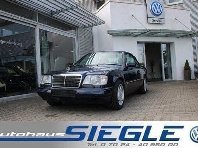 Blau (metallic) Gebraucht 1995 Mercedes E320 Sportline Cabrio | 22.940 €
