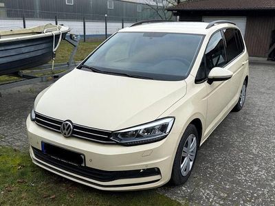 Beige Gebraucht 2019 VW Touran Comfortline Van / Kleinbus | 6.990 €
