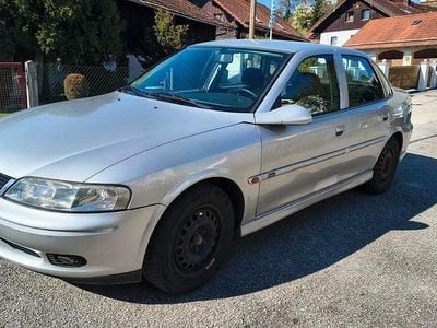 Usata Opel Vectra Edition 101 CV (74 kW) 2000 Argento Berlina