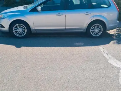 Gebraucht Ford Focus 90 PS (66 kW) 2010 Silber Kombi