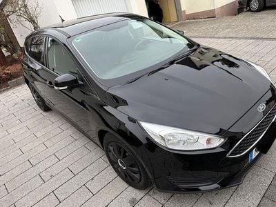 Gebraucht Ford Focus Ambiente 101 PS (74 kW) 2016 Schwarz Limousine