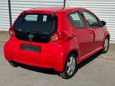 Gebraucht Toyota Aygo 68 PS (50 kW) 2007 Rot Kleinwagen