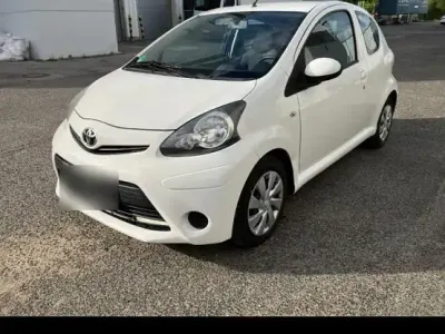 Gebraucht Toyota Aygo 68 PS (50 kW) 2014 Weiß Kleinwagen