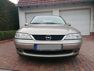 Usata Opel Vectra Edition 101 CV (74 kW) 1999 Grigio Berlina