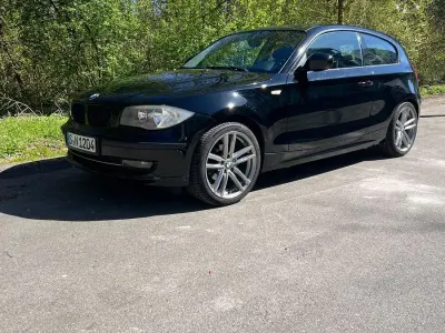 Gebraucht BMW 116 122 PS (89 kW) 2010 Schwarz Kleinwagen