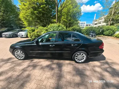 Używany Mercedes E220 150 KM (110 kW) 2004 Czarny Sedan/Limuzyna