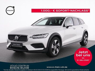 Gebraucht Volvo V60 CC Plus 197 PS (144 kW) 2023 Weiss crystal white pearl / me Kombi