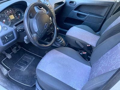 Gebraucht Ford Fiesta Ambiente 69 PS (50 kW) 2005 Silber Kleinwagen