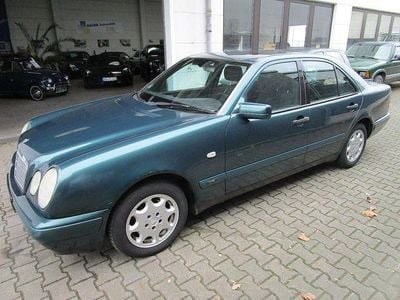 Grün metallic Gebraucht 1997 Mercedes E200 Classic Limousine | 985 € (Etwas zu teuer)