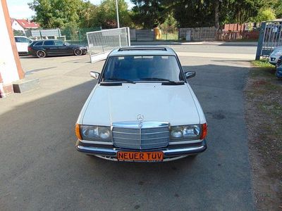 Weiß Gebraucht 1984 Mercedes 200 Limousine | 5.500 €