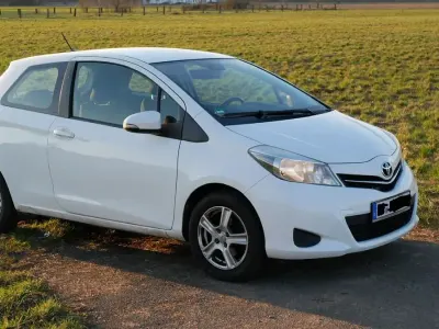 Gebraucht Toyota Yaris 70 PS (51 kW) 2012 Weiß Kleinwagen