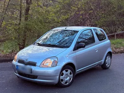 Gebraucht Toyota Yaris 86 PS (63 kW) 2000 Silber Kleinwagen