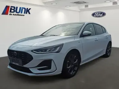 Gebraucht Ford Focus ST-Line 125 PS (91 kW) 2023 Frozen white (pn3gz) Limousine