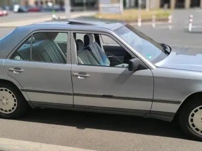 Usata Mercedes E230 132 CV (97 kW) 1987 Grigio Berlina