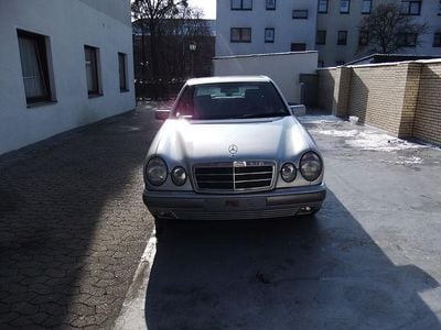 Gebraucht Mercedes E230 Elegance 150 PS (110 kW) 1996 Silber metallic Limousine