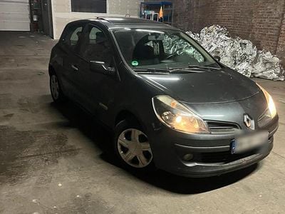 Blau Gebraucht 2008 Renault Clio II Kleinwagen | 2.500 € (Fairer Preis)