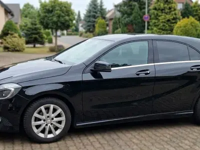 Używany Mercedes A180 Style 122 KM (89 kW) 2012 Czarny Sedan/Limuzyna