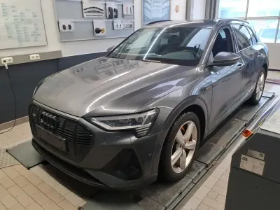 Gebraucht Audi e-tron S-Line 300 kW (408 PS) 2023 Daytonagrau perleffekt SUV