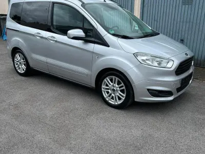 Gebraucht Ford Tourneo Courier Titanium 101 PS (74 kW) 2018 Silber Van / Kleinbus