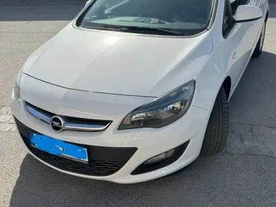 Gebraucht Opel Astra Edition 131 PS (96 kW) 2013 Weiß Limousine