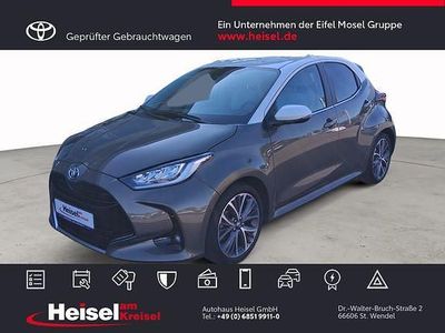 Manganbronze metallic, dach weiss Gebraucht 2022 Toyota Yaris Hybrid Basis Limousine | 19.490 € (Fairer Preis)