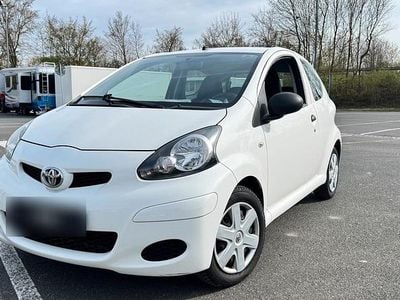 Gebraucht Toyota Aygo 68 PS (50 kW) 2009 Weiß Kleinwagen