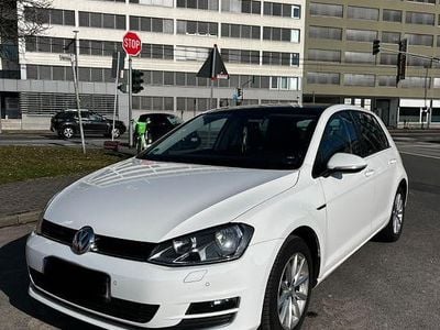 Gebraucht VW Golf VII LOUNGE 150 PS (110 kW) 2015 Weiß Limousine