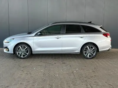 Neu Hyundai i30 Comfort 101 PS (74 kW) 2025 Silber metallic