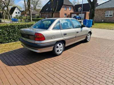 Gebraucht Opel Astra 70 PS (51 kW) 1995 Grau Limousine