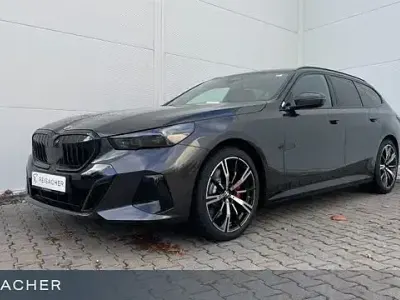 Gebraucht BMW 520 M Sport 197 PS (144 kW) 2025 Sophistograu brillanteffekt Kombi