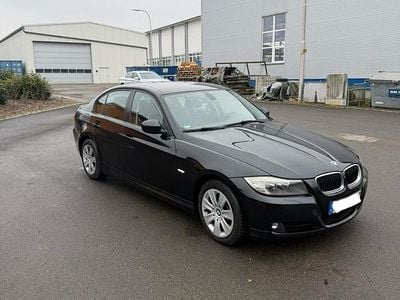 Gebraucht BMW 318 143 PS (105 kW) 2010 Schwarz Limousine