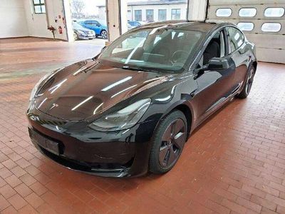 Schwarz (metallic) Gebraucht 2022 Tesla Model 3 RWD Limousine | 26.270 € (Fairer Preis)