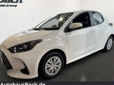 Gebraucht Toyota Yaris Comfort 72 PS (52 kW) 2023 Schneeweiß Kleinwagen