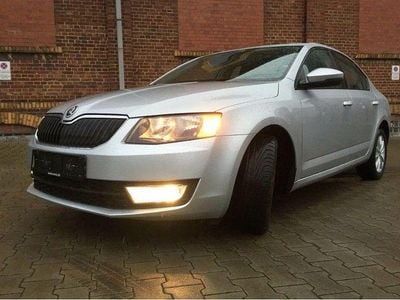 Silber Gebraucht 2013 Skoda Octavia Ambition Limousine | 8.999 € (Fairer Preis)