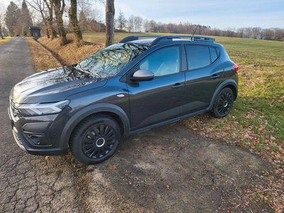 Grau Gebraucht 2023 Dacia Sandero Expression Limousine | 15.999 € (Fairer Preis)