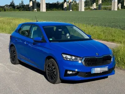 Używany Skoda Fabia Essence 80 KM (58 kW) 2025 Niebieski Hatchback