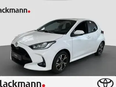 Neu Toyota Yaris Hybrid 116 PS (85 kW) 2026 Weiß Limousine