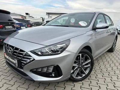 Gebraucht Hyundai i30 Trend 120 PS (88 kW) 2023 Shimmering silver / met Limousine
