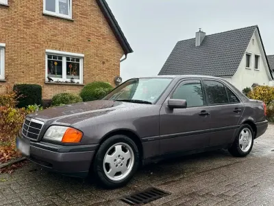Gebraucht Mercedes C180 120 PS (88 kW) 1994 Violet Limousine