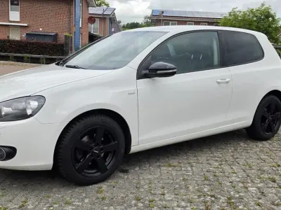 Gebraucht VW Golf VI 105 PS (77 kW) 2012 Weiß Kleinwagen