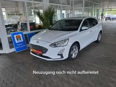 Używany Ford Focus Cool & Connect 125 KM (91 kW) 2018 Biały Sedan/Limuzyna