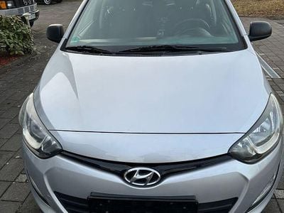 Gebraucht Hyundai i20 Classic 86 PS (63 kW) 2014 Silber Kleinwagen