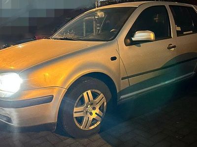 Grau Gebraucht 2002 VW Golf Basis Limousine | 1.000 € (Fairer Preis)