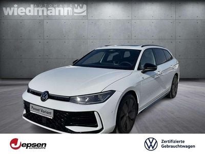 Gebraucht VW Passat R-line 150 PS (110 kW) 2024 Oryxweiß perlmutteffekt Kombi